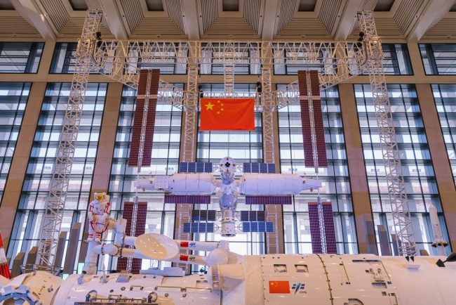 Musk est appelé à aider l'équipage chinois de Shenzhou-20 après avoir été touché par des débris spatiaux.