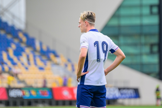 Jesse Derry de Chelsea emmené à l'hôpital lors de ses débuts en Premier League, s'affiche sur Instagram après une commotion cérébrale.