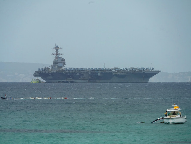 Trump envoie des avions de chasse pour "enfoncer la porte" en Iran