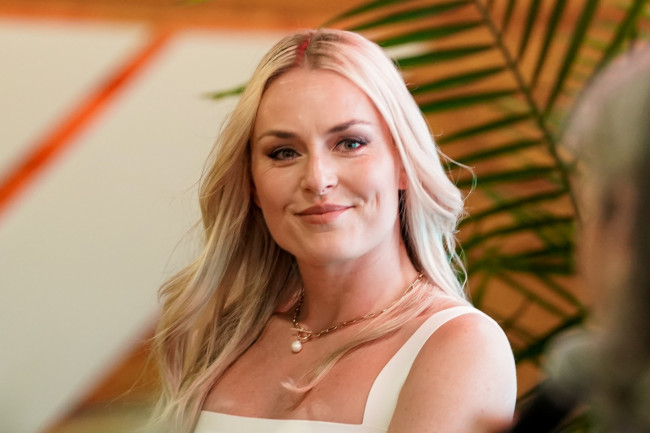 Lindsey Vonn réapparaît sans béquilles au Met Gala, trois mois après son accident olympique.