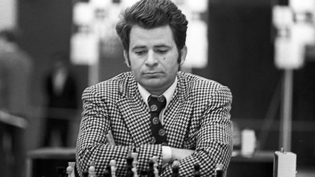 Boris Spassky, champion du monde d'échecs soviétique qui a perdu le "match du siècle", meurt à l'âge de 88 ans.