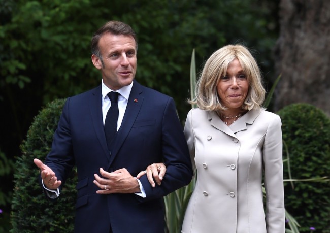 La première dame française Brigitte Macron fait face à des réactions négatives après avoir qualifié les manifestantes féministes de 