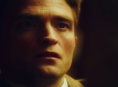 Robert Pattinson nous régale avec une autre petite voix marrante dans la bande-annonce de « Primetime 