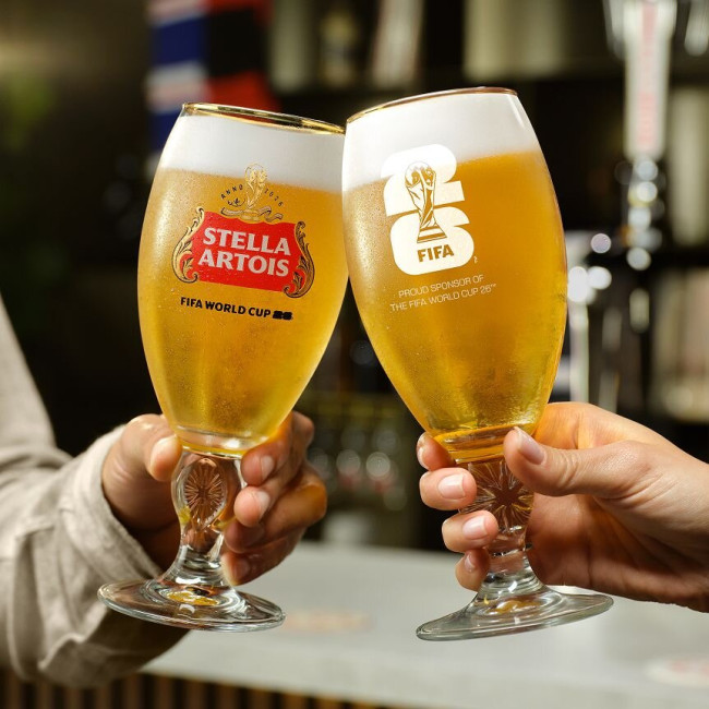 Le géant de la bière se prépare pour la Coupe du monde et montre déjà ses muscles.