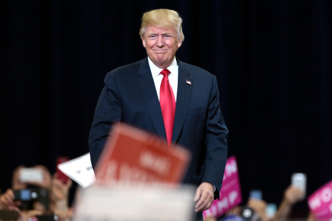 Le président Donald Trump s'en prend à nouveau au droit d'acquisition de la nationalité américaine par naissance avec deux nouveaux décrets