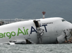 Un avion cargo quitte la piste d'atterrissage de Hong Kong et s'&eacute;crase en mer