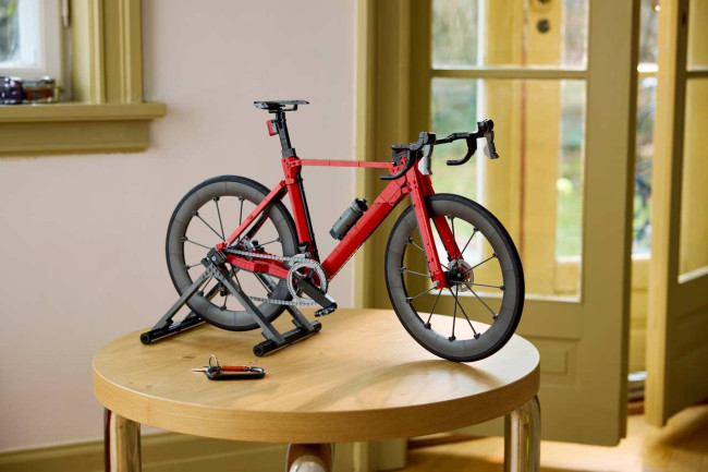 Lego annonce un modèle de vélo de route avec des capacités de direction et de roue libre qui fonctionnent.