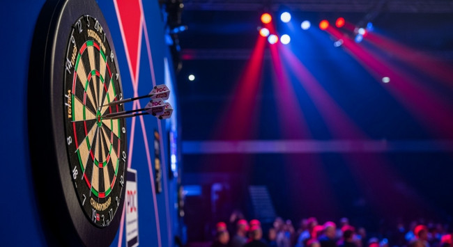 Michael van Gerwen se retire du match de Premier League Darts, Littler reçoit deux points et un bye pour les demi-finales.