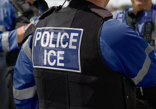 L'administration Trump élargit les pouvoirs de l'ICE en matière de détention des réfugiés.