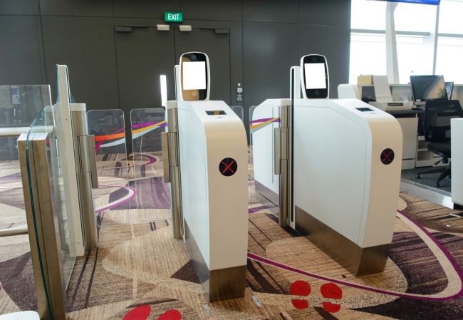 Les États-Unis commencent à installer des portes électroniques à l'aéroport en pensant à la Coupe du monde 2026.