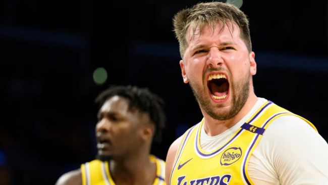 Les Los Angeles Lakers se battent et sont toujours en vie dans les playoffs grâce à Luka Doncic