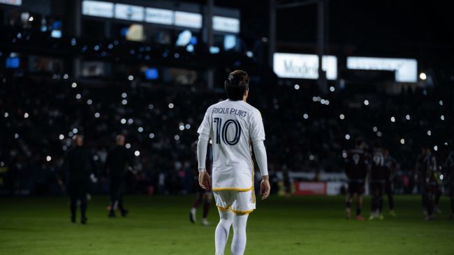 La star du LA Galaxy, Riqui Puig, ne jouera pas avant 2027 en raison de sa blessure persistante au genou.