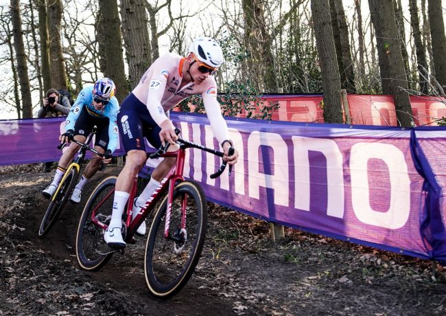Mathieu van der Poel fait honte à tous ses collègues du cyclocross dans le championnat du monde de cyclocross.
