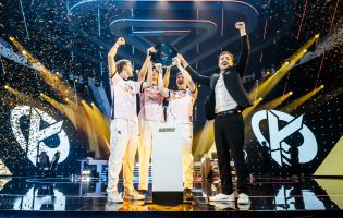 Coupe du monde d'esports : Karmine Corp soul&egrave;ve le troph&eacute;e Rocket League 