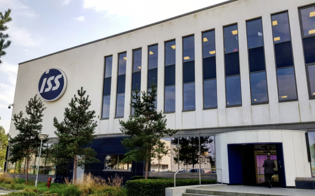 ISS sous le feu des critiques : Quel rôle le géant danois a-t-il joué dans l'incendie le plus meurtrier de Hong Kong depuis des décennies ?