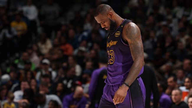 Le déclin de LeBron James : il affiche les pires statistiques de sa carrière depuis ses années de débutant après la défaite 109-80 des Lakers