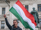 Orb&aacute;n &eacute;vinc&eacute; apr&egrave;s 16 ans, la Hongrie se tourne vers l'opposition pro-UE, une victoire de l'Europe contre la Russie.
