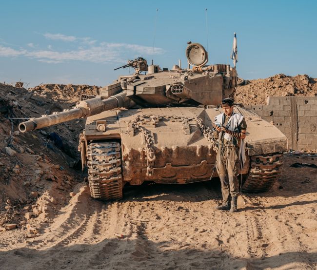 Les chars israéliens avancent sur la ville de Gaza alors que Trump prépare sa rencontre.