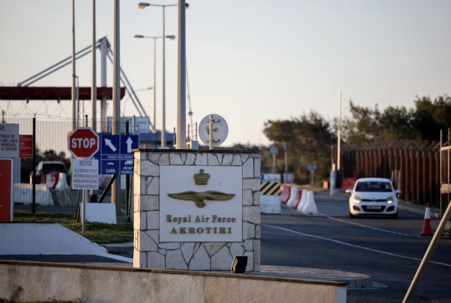 Un drone soupçonné d'être lié à l'Iran frappe une base britannique de la RAF à Chypre.