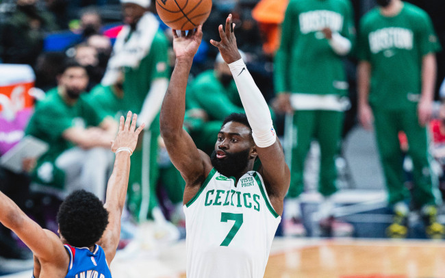 Jaylen Brown, joueur des Boston Celtics, condamné à une amende de 50 000 dollars pour avoir critiqué les arbitres sur Twitch.