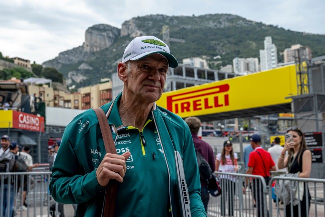 Aston Martin "ressemble à un club de football acheté par un oligarque russe", déclare le célèbre présentateur de télévision Will Buxton.