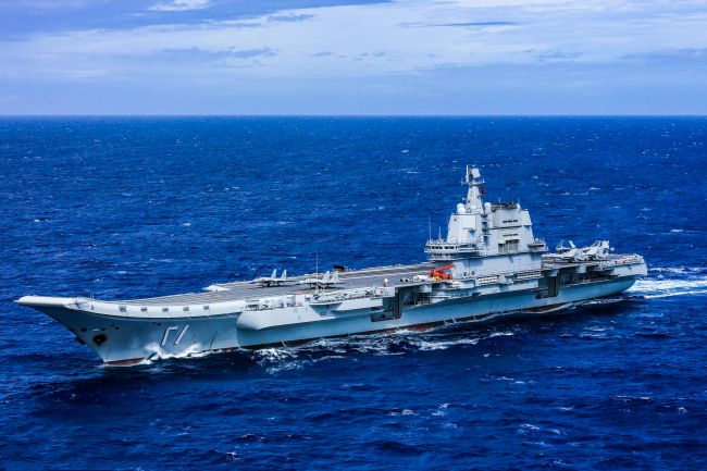 Arrivée du porte-avions Liaoning à Hong Kong_.news.cn
