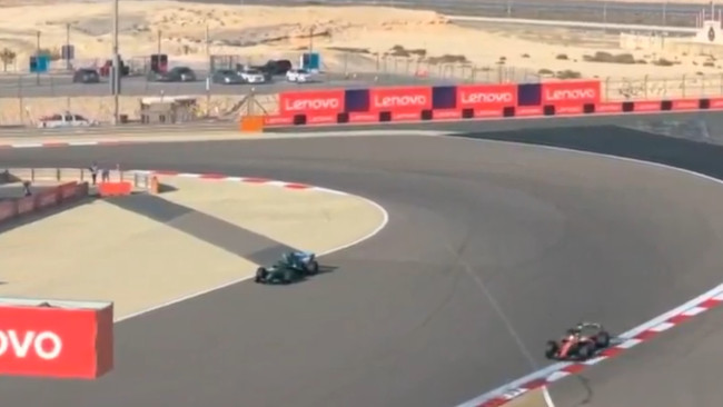 Fernando Alonso se retrouve bloqué au milieu de la route après que la voiture Aston Martin ait cessé de fonctionner à Bahreïn