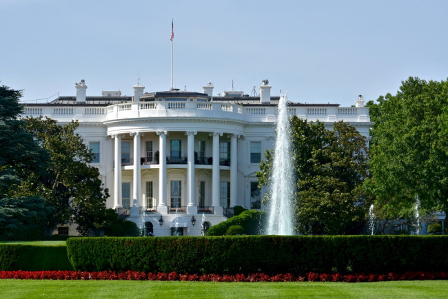 Trump prévoit un bunker "massif" sous la salle de bal de la Maison Blanche.