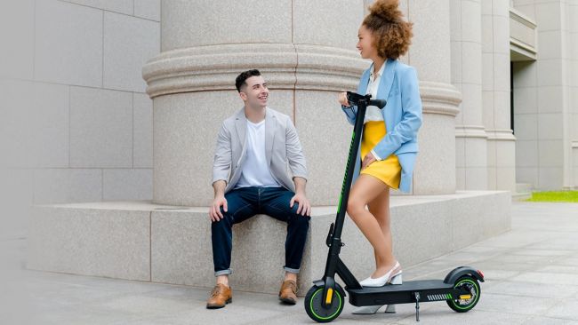 Les commerçants présentent les trottinettes électriques comme adaptées à la circulation routière, alors que c'est contraire à la loi britannique