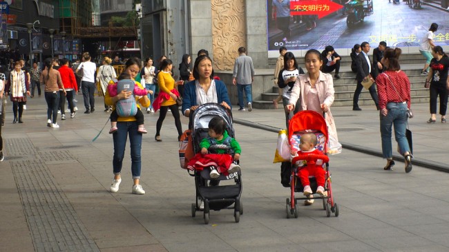 La population chinoise décline à nouveau alors que le taux de natalité atteint son niveau le plus bas.