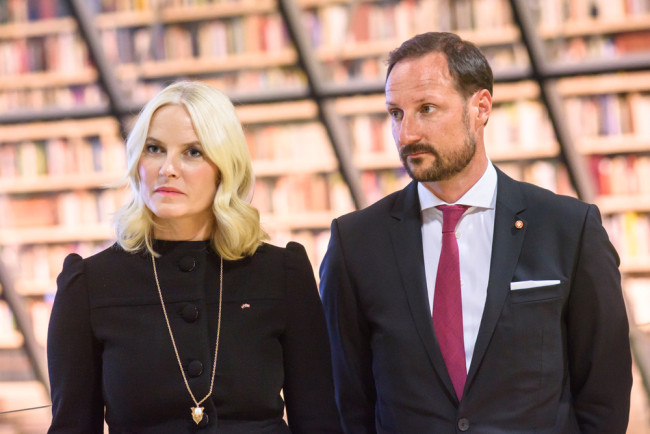 La princesse héritière de Norvège, Mette-Marit, affirme avoir été "manipulée et trompée" par Epstein.