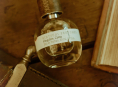 Sentez-vous comme au Moyen-Âge avec l'Eau de Parfum officielle de Kingdom Come : Deliverance, l'eau de parfum officielle du jeu.