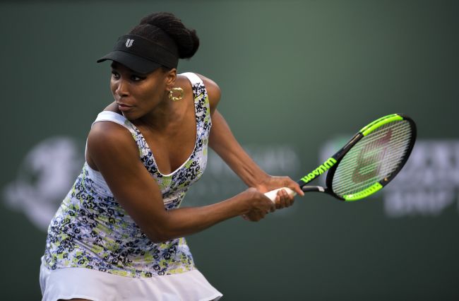 Venus Williams est la joueuse la plus âgée à participer à l'Open d'Australie, mais perd au premier tour.