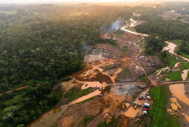 Les mineurs illégaux ravagent l'Amazonie à un rythme record alors que le prix de l'or monte en flèche