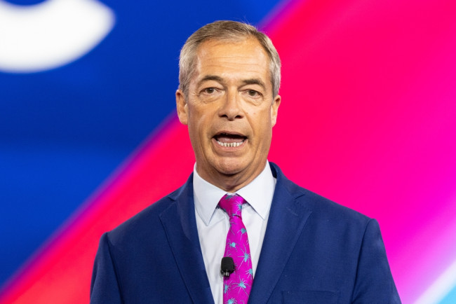 Farage propose d'interdire les prières musulmanes de masse sur les sites historiques du Royaume-Uni.