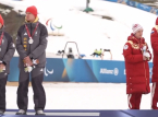 Les skieurs allemands tournent le dos au Russe sur un podium des paralympiques d'hiver.