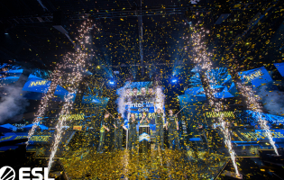 IEM Atlanta 2026 : Natus Vincere soul&egrave;ve le troph&eacute;e apr&egrave;s avoir battu GamerLegion lors de la grande finale.