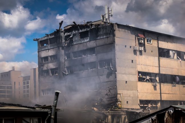 Un drone russe frappe Kharkiv avant les pourparlers de paix à Washington