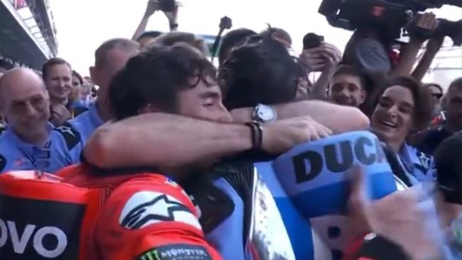 Pour la première fois, deux frères montent sur le podium d'une compétition de motocyclisme