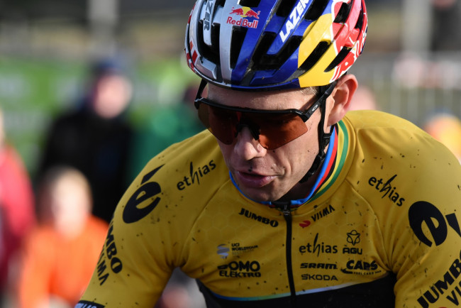 Wout van Aert surpasse Pogacar à Paris-Roubaix et remporte son deuxième Monument, "cela signifie tout pour moi".