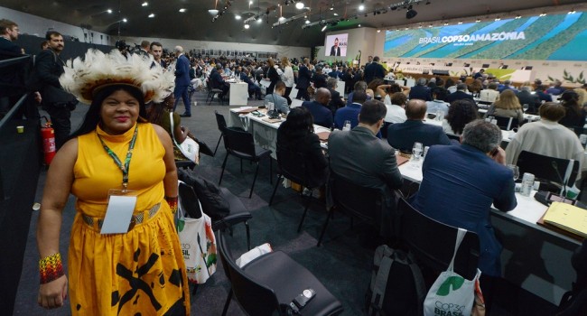 Des manifestants prennent d'assaut le site de la COP30 au Brésil et se heurtent aux services de sécurité.