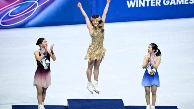 Alysa Liu remporte la médaille d'or pour les États-Unis quatre ans après sa retraite anticipée du patinage artistique.