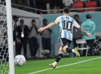 Leo Messi signe un tripl&eacute; et bat un record de la Coupe du monde, au milieu d'une pol&eacute;mique autour d'un carton rouge