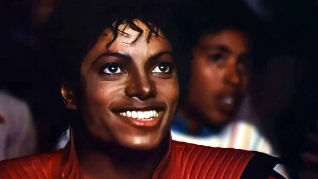 Michael Jackson revient dans le Top 10 des hit-parades avec une énorme vague de Thriller pour Halloween