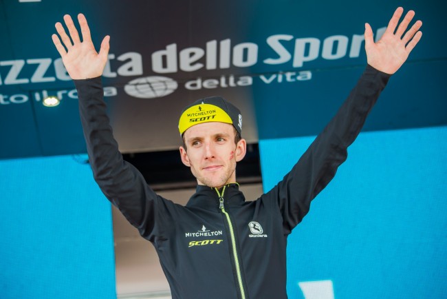 Simon Yates, vainqueur du Giro d'Italia 2025, annonce une retraite surprise.