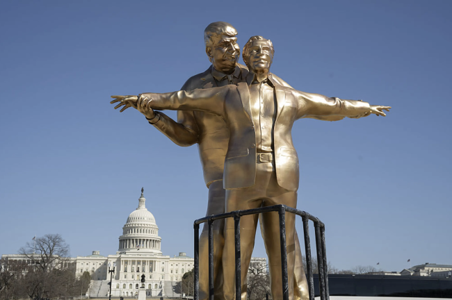 Une nouvelle statue satirique à Washington représente Trump et Epstein comme des amants de l'époque. Titanic