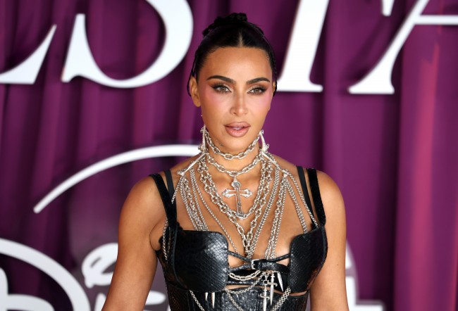 Kim Kardashian insiste sur le fait que l'alunissage était un faux : "Pourquoi le drapeau souffle-t-il ?"