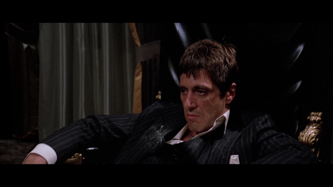 Tu ne devineras jamais qui figure sur la coque du téléphone d'Al Pacino.