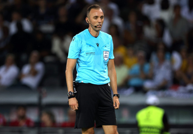 Le PDG du Bayern Munich critique le manque d'expérience de l'arbitre du match Bayern vs. PSG