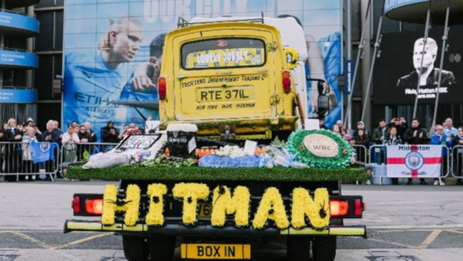 Des milliers de personnes se rassemblent dans les rues de Manchester pour dire un dernier adieu à Ricky Hatton.